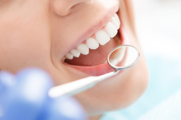 Tratamentos oferecidos pelos dentistas para bebês: saiba mais sobre como garantir a saúde bucal dos pequenos desde cedo