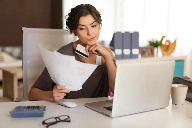Qual é o papel das instituições financeiras no cálculo do Score de Crédito?