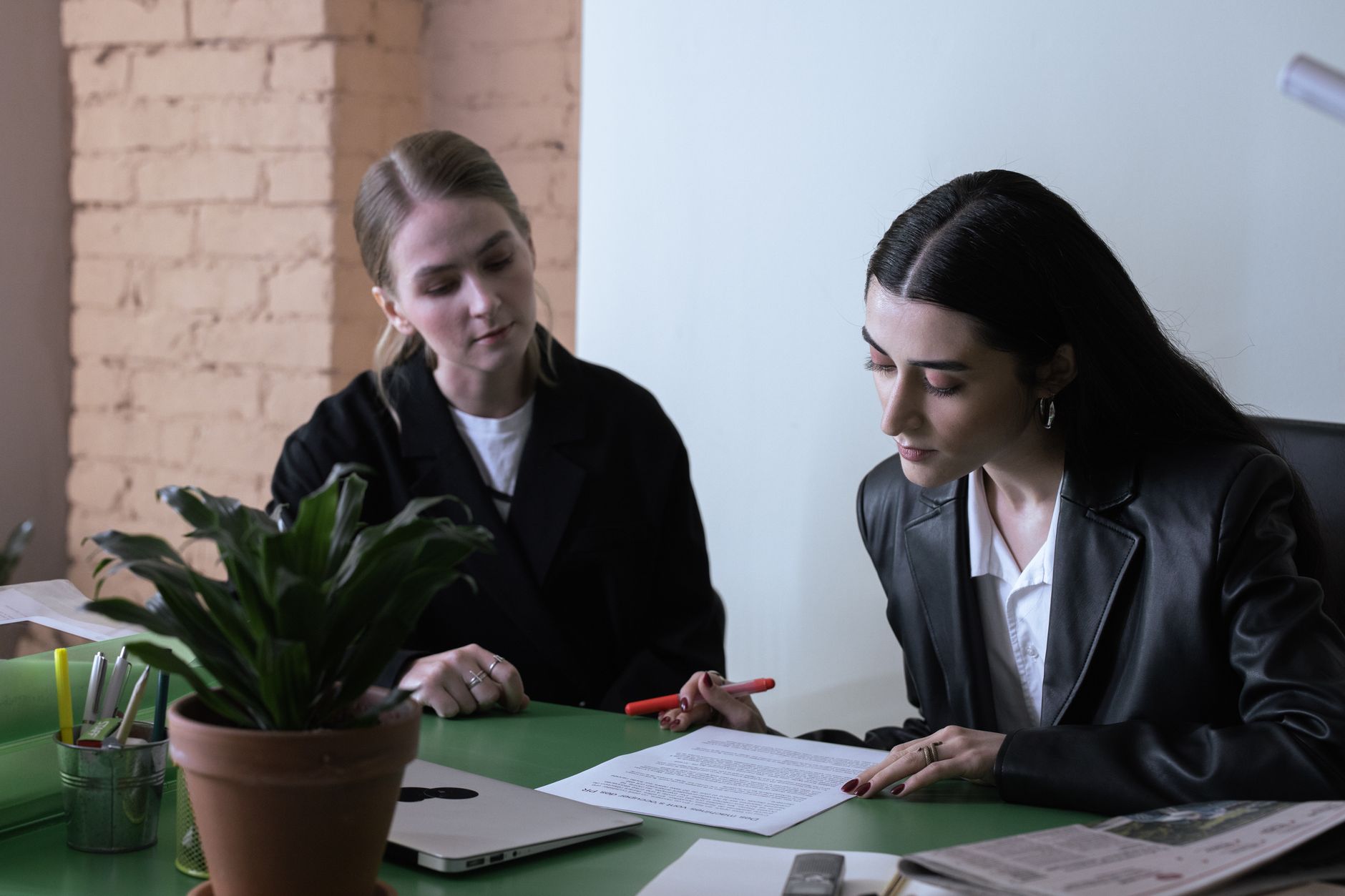 Duas pessoas colaborando em uma mesa de trabalho