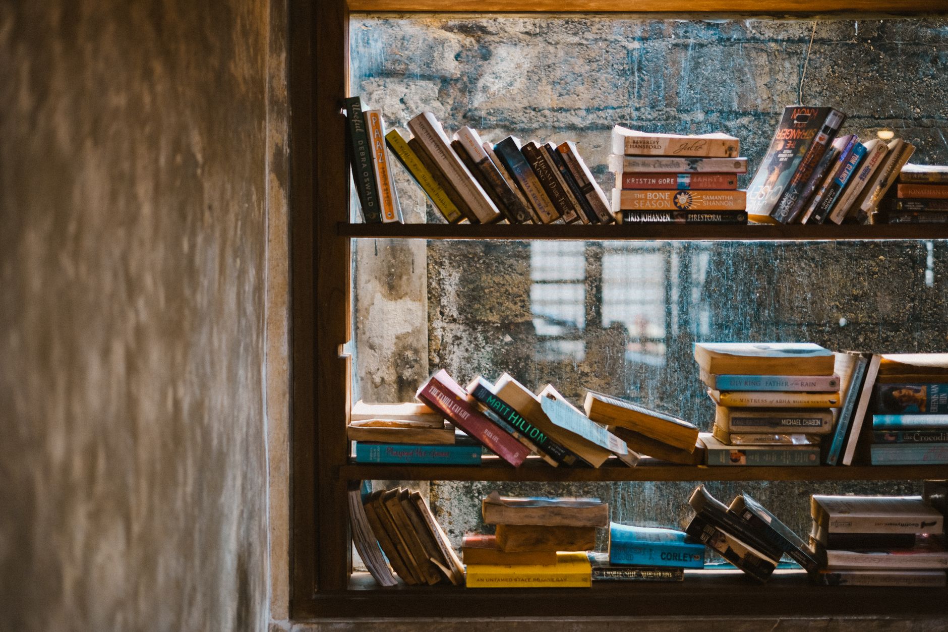Estante de biblioteca com livros antigos