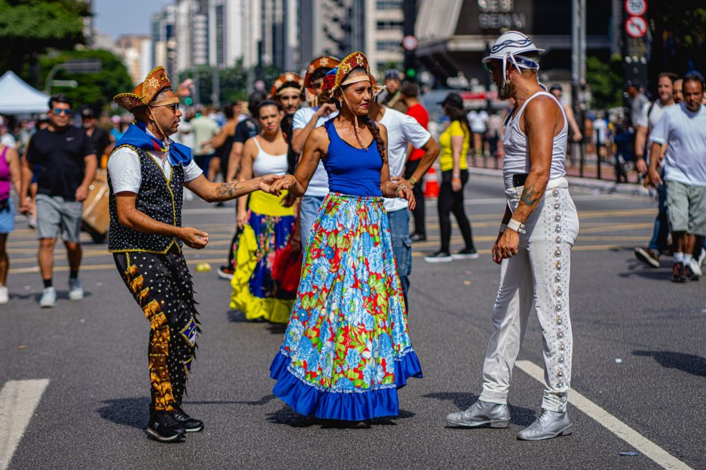 Artistas de rua em apresentação colorida