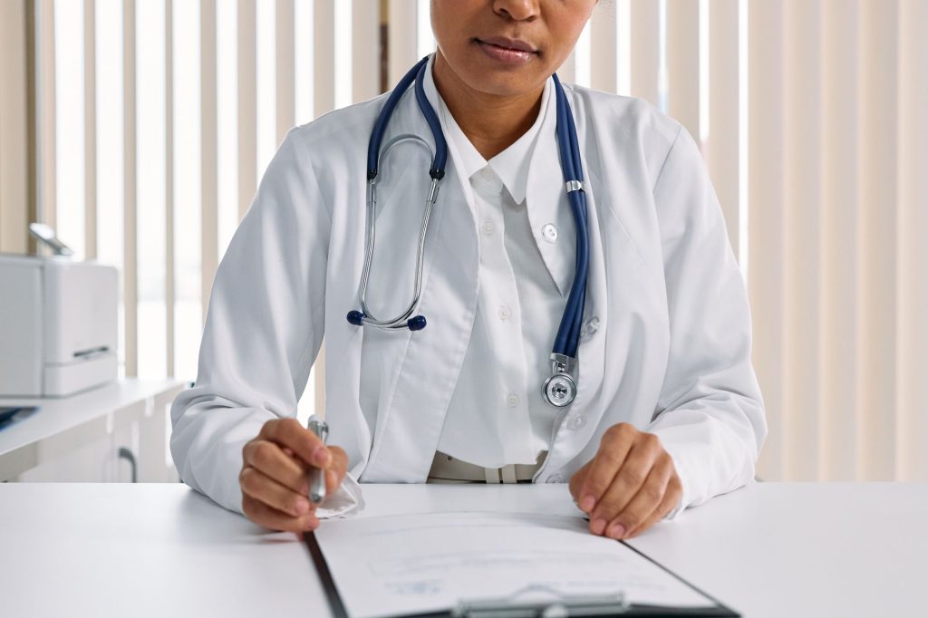 Médico com estetoscópio em consulta