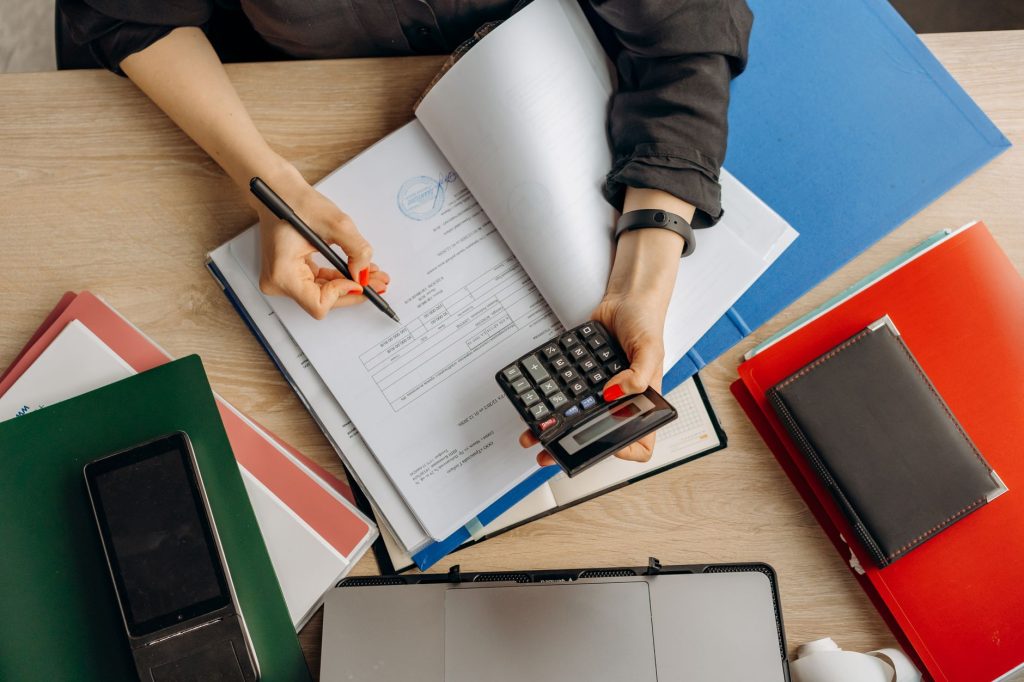 Profissional analisando documentos financeiros