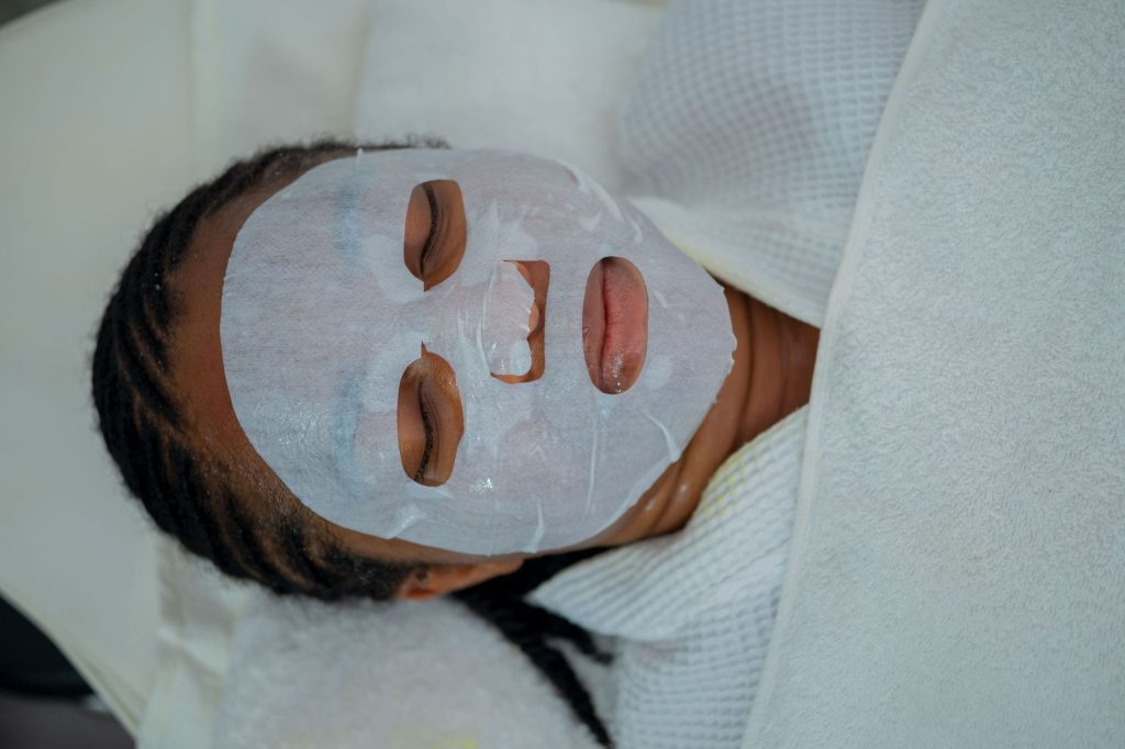 Mulher recebendo tratamento facial